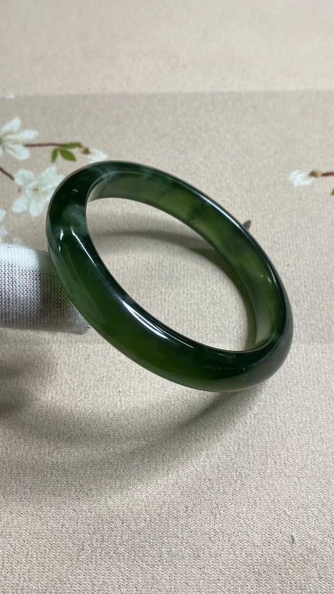 Gelang Bahan Tua Giok Cui Giok Hijau Penuh Ukuran 55-57mm Ukuran 56.6mm Lebar Samping 11.3mm Giok ini semuanya muncul secara alami Pola acak Sudah termasuk pajak pengiriman.