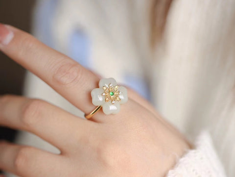 Bunga Cincin Giok Hetian Alami Cincin Giok Hetian Cincin Giok Zaman tidak pernah gagal menjadi sebuah keindahan Perak sterling dengan pelapisan emas untuk mempertahankan warnanya Sudah termasuk pajak pengiriman