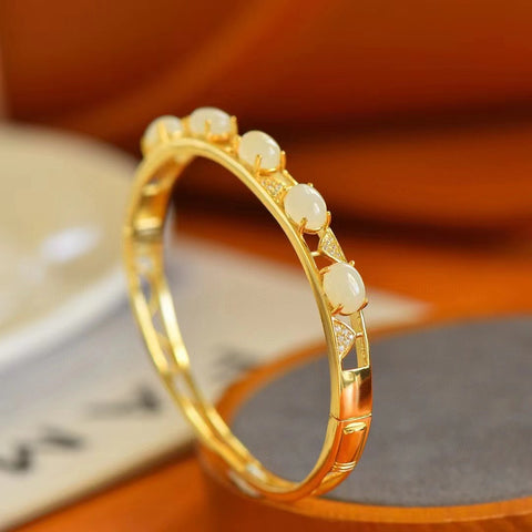 Gelang Giok Hetian Alami Giok ini bersih dan halus, terbuat dari perak 925, dan modelnya masih baru. Sudah termasuk pajak pengiriman.