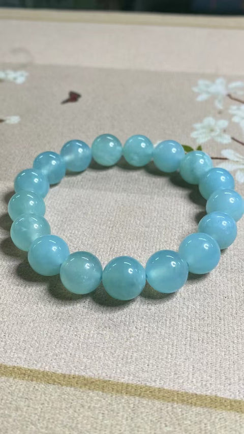 Untaian giok alami yang dibuat dengan indah Ukuran 12mm Warna-warna yang indah Pengiriman dan pajak sudah termasuk.