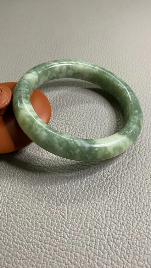 Gelang Cui Giok Minyak Tua Cui Giok bersih, halus dan hangat Ukuran 58-60mm Ukuran 59.9mm Lebar sisi 12.7mm Giok terbentuk secara alami Pola acak Sudah termasuk pajak pengiriman.