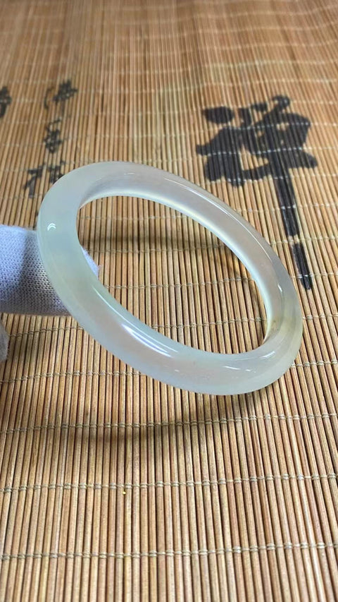 Gelang Es Giok Cui Giok Alami Ukuran 55-57mm Ukuran 56.3mm Lebar Samping 8.5mm Giok ini semuanya terjadi secara alami Pola acak Pajak pengiriman sudah termasuk.