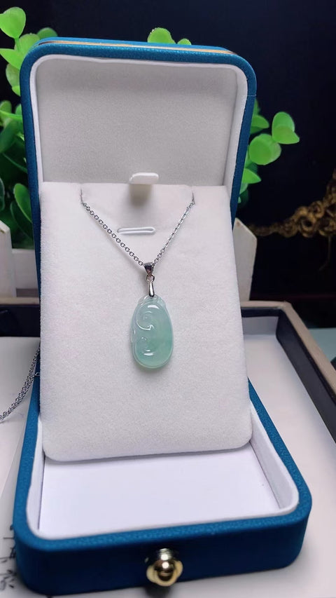 Kalung Jadeite Ruyi Alami Bahan lubang tua, penuh air, sedingin es dan tembus cahaya, terbuat dari perak 925, ukuran 2,2 * 1,2 cm, sudah termasuk ongkos kirim dan pajak.