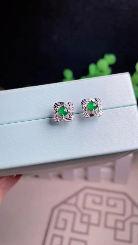 Anting Jadeite Alami Bahan Batu Giok Tua Ukuran Lubang 0.5mm Batu giok bersih dan halus sudah termasuk pajak pengiriman.