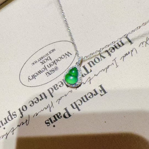 Kalung Labu Sederhana Jadeite Alami 925 Pengaturan Perak Ukuran 9 * 7mm Panjang Keseluruhan 18mm Batu giok bersih dan halus serta hangat Sudah termasuk pajak pengiriman.
