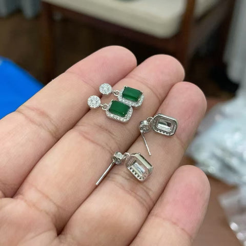 Anting-anting batu giok alami yang terbuat dari perak 925, dengan gaya yang indah, tekstur yang halus dan hangat, sudah termasuk pajak pengiriman.