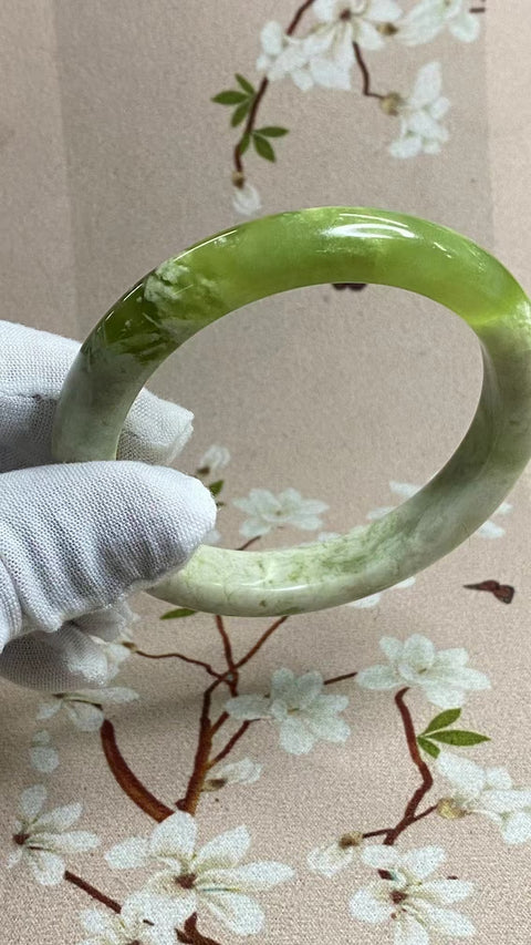 Gelang Gelang Milkcap Hijau Giok Cui Giok Alami Ukuran 63-65mm Ukuran 64.5mm Lebar 11.8mm Giok itu halus dan hangat Gayanya indah sudah termasuk pajak pengiriman.