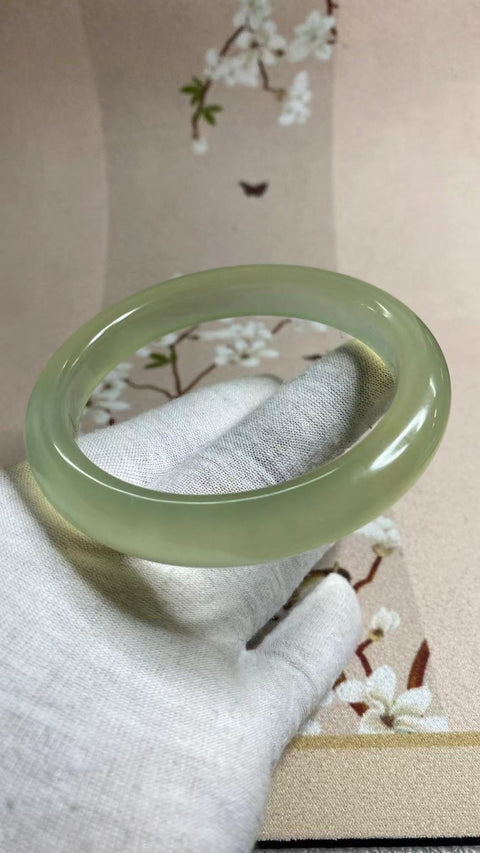 Gelang Hijau Es Giok Cui Giok Halus Ukuran 66-68mm Ukuran 67.5mm Lebar Sisi 12.9mm Giok terjadi secara alami Pola acak Pengiriman dan pajak sudah termasuk.