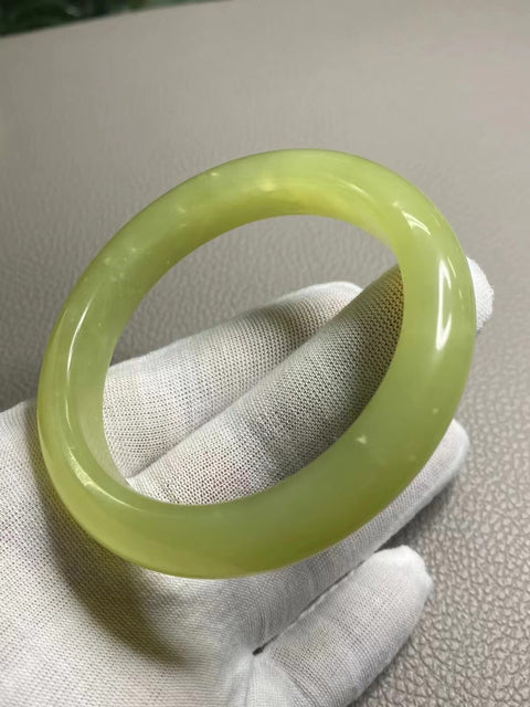 Gelang Kuning Minyak Ayam Giok Cui Giok Alami Ukuran 58-60mm Ukuran 59.2mm Lebar Samping 12.8mm Giok ini terbentuk secara alami dan polanya acak Sudah termasuk pajak pengiriman.