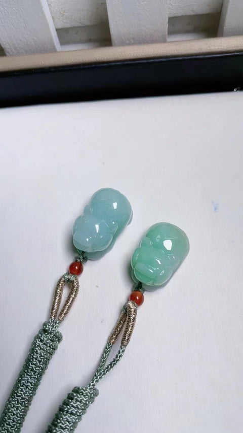 Liontin Anak Babi Giok Alami Bahan Pit Tua Bahan dasar halus dan hangat Warna hijau pedas Super tembus pandang Ukuran 2.0 * 1.2 Sudah termasuk pajak pengiriman