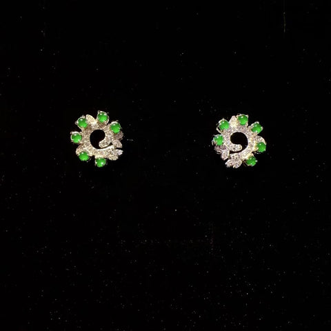 Anting-anting Jadeite Guatemala yang terbuat dari batu giok perak 925 perak dengan ukuran giok sekitar 2,5 mm Ukuran keseluruhan sekitar 12,5 mm Gayanya sangat indah & sudah termasuk pajak pengiriman