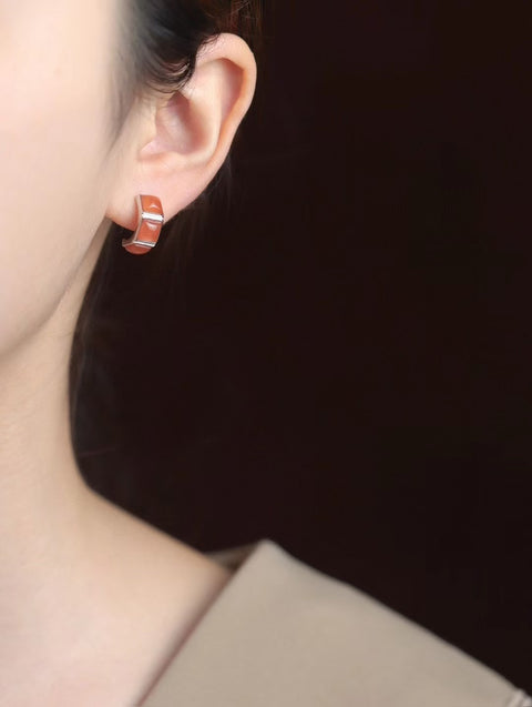 Anting-anting merah alami yang terbuat dari perak 925 dengan batu giok yang bersih, halus, dan hangat, dengan gaya yang bersih dan penuh gaya, sudah termasuk pajak pengiriman.