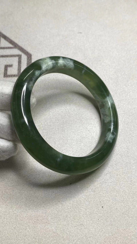 Gelang Hijau Penuh Giok Cui Alami Ukuran 59-61mm Ukuran 60.4mm Ukuran 13mm Giok semuanya terjadi secara alami Pola acak termasuk pajak pengiriman