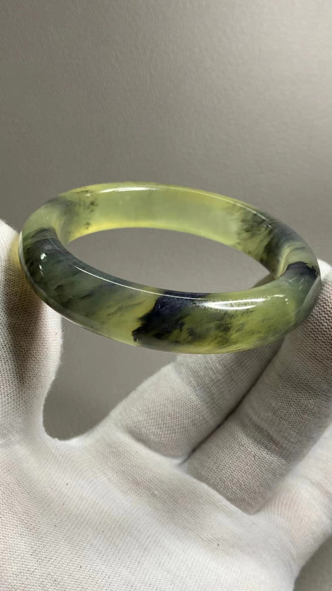 Gelang Lukisan Pemandangan Giok Cui Alami Ukuran 53-55mm Ukuran 54.5mm Lebar Sisi 13.1mm Batu giok ini memiliki pola yang muncul secara alami dan acak Sudah termasuk pajak pengiriman.