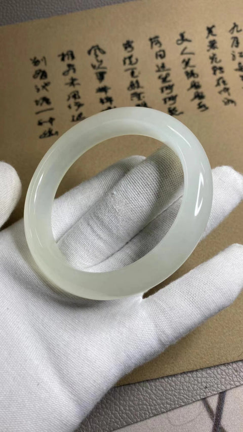 Gelang Halus Giok Cui Alami Ukuran 61-63mm Ukuran 62.3mm Lebar Sisi 13mm Giok terjadi secara alami Pola acak Termasuk ongkos kirim dan pajak.