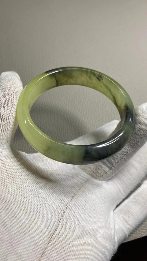 Gelang Tinta Giok Cui Giok alami Giok bersih, halus dan hangat Ukuran 58-60mm Ukuran 59.8mm Lebar sisi 14.5mm Giok terbentuk secara alami Pola acak Sudah termasuk pajak pengiriman.