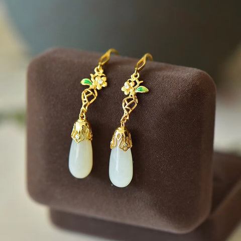 2881 Anting Enamel Bunga Plum Giok Hetian Giok Alami Ukuran 7 * 18mm Giok halus dan hangat, dan gayanya indah.