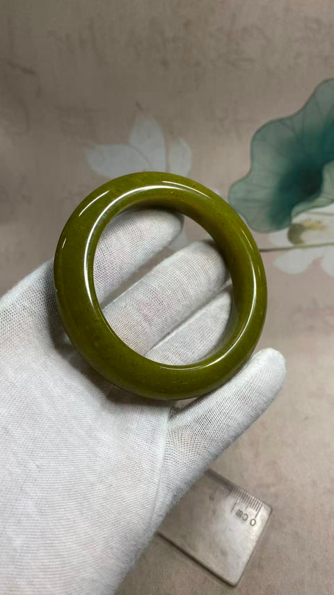 Gelang alpukat giok Xiuyan yang indah, diameter dalam: 57mm, lebar samping 13,6mm, batu alam dihasilkan secara alami, polanya acak, termasuk pajak pengiriman