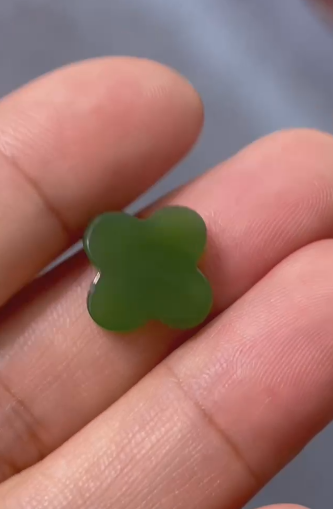 Hotan Jade Jasper 『Rumput Keberuntungan』 Empat Daun Semanggi Batu Nude Pendamping Beruntung Model Identik Merek Besar &nbsp;🍀🍀 Ukuran Seratus Modis Kira-kira: 14 × 2.8㎜ &nbsp;Termasuk Pajak Pengiriman