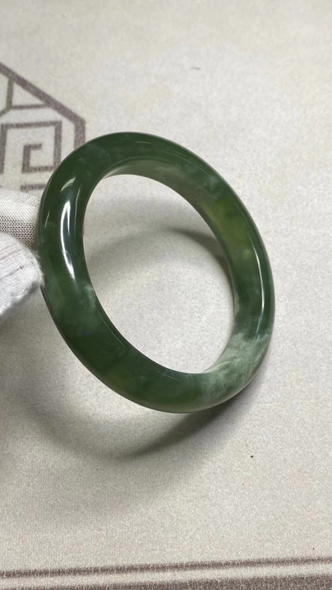 Gelang Hijau Penuh Giok Cui Alami Ukuran 59-61mm Ukuran 60.4mm Ukuran 13mm Giok semuanya terjadi secara alami Pola acak termasuk pajak pengiriman