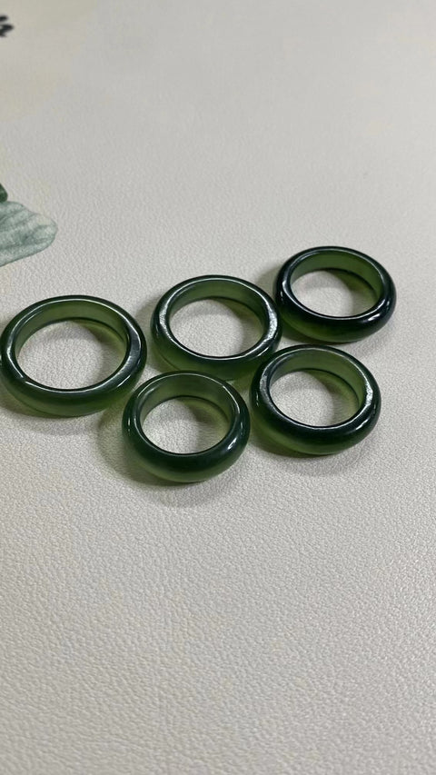 Cincin Giok Alami Giok halus dan hangat, gaya sederhana, ukuran 16-22mm, sudah termasuk ongkos kirim dan pajak.