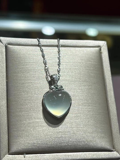 Kalung Kalung Hati Giok Alami yang terbuat dari perak 925. Gayanya bersih, halus, dan lembap.