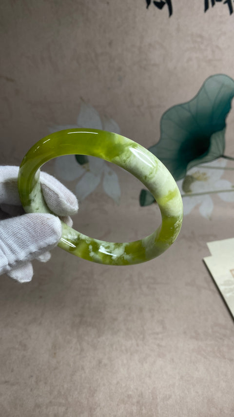 Gelang topi susu hijau Xiuyu yang indah, diameter 65,7, lebar sisi 12,8mm, batu alam dihasilkan secara alami, polanya acak, termasuk pajak pengiriman