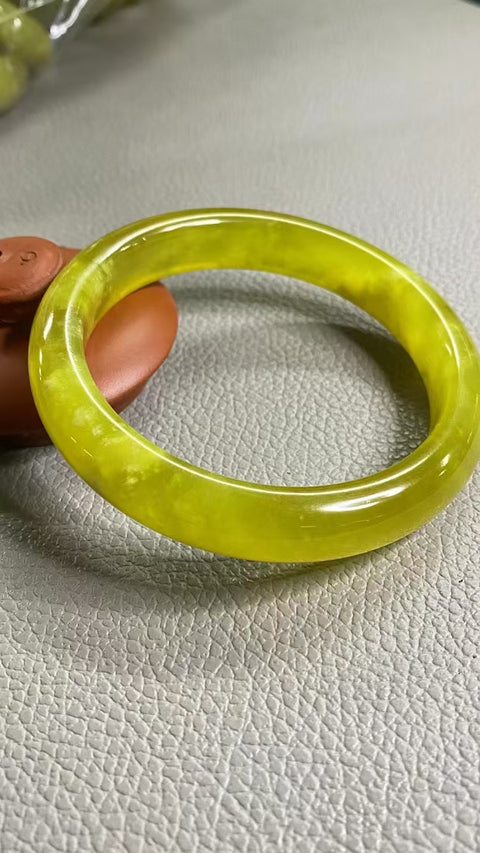 Gelang Bunga Emas Giok Cui Giok Alami Ukuran 64-66mm Ukuran 65.4mm Lebar Sisi 13.2mm Giok terjadi secara alami Pola acak Pengiriman dan pajak sudah termasuk.