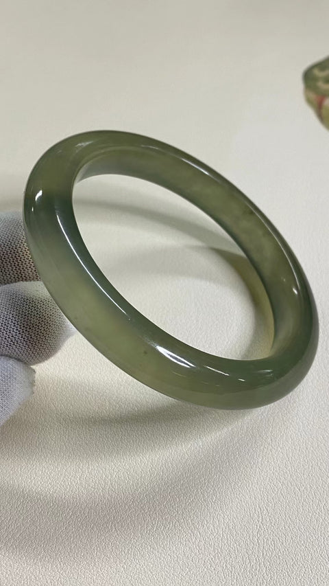 Gelang Es Giok Cui Giok Abu-abu Ukuran 63-65mm Ukuran 64.5mm Lebar Sisi 11.8mm Giok ini terjadi secara alami Pola-polanya acak Termasuk ongkos kirim dan pajak.