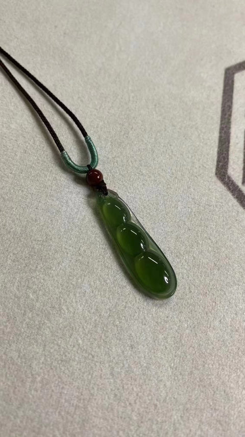 Liontin Kacang Es Hijau Giok Cui Jade Alami Ukuran 39 * 11.8mm Sudah termasuk ongkos kirim dan pajak.