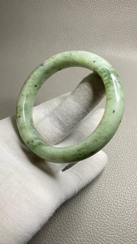 Gelang Giok Cui Giok Minyak Tua Ukuran 58-60mm Ukuran 59.8mm Lebar Sisi 13mm Giok ini terbentuk secara alami dan polanya acak Sudah termasuk pajak pengiriman.