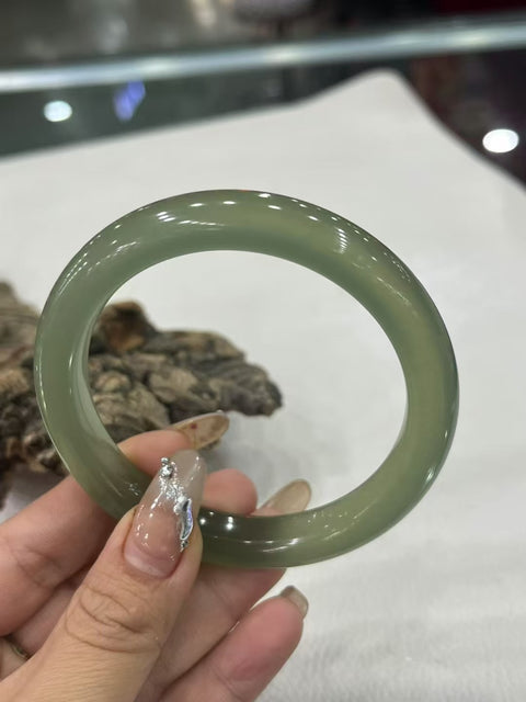 Gelang Es Tinggi Giok Cui Giok Alami Bahannya jernih dan halus Ukuran 60.2mm Giok ini terbentuk secara alami Polanya acak & sudah termasuk pajak pengiriman