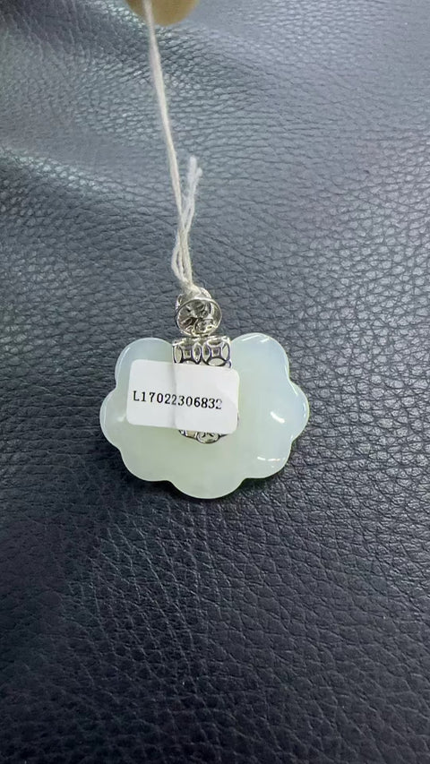 Kalung Giok Ruyi Hetian Giok Alami 925 tatahan perak Giok halus dan hangat Ukuran 28 * 29mm Giok halus dan hangat Sudah termasuk pajak pengiriman.