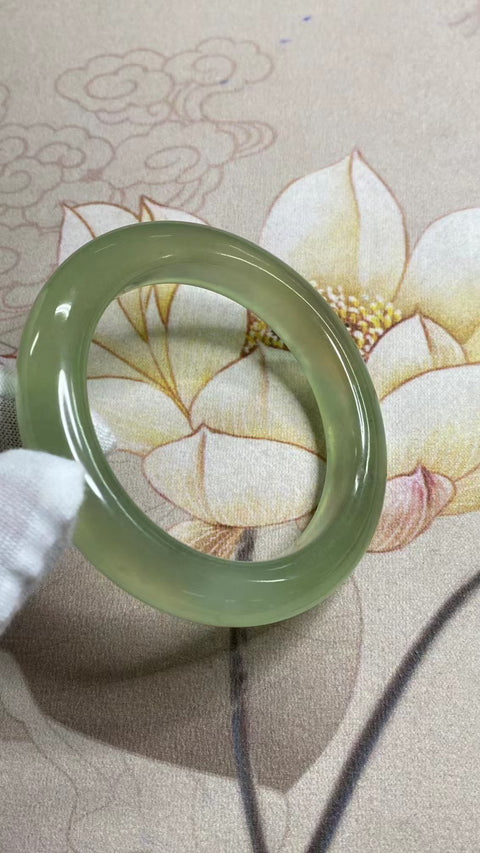 Gelang Hijau Penuh Giok Cui Alami Ukuran 58-60mm Ukuran 59.7mm Lebar Sisi 12.6mm Giok ini semuanya muncul secara alami Pola acak Sudah termasuk pajak pengiriman.