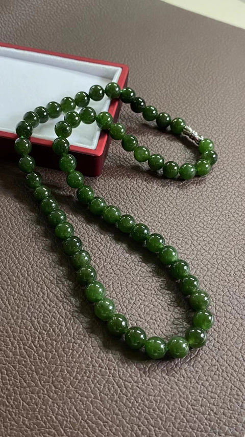 Kalung Giok Alami Warna yang indah Ukuran 8mm Giok bersih, halus dan hangat Sudah termasuk pajak pengiriman.