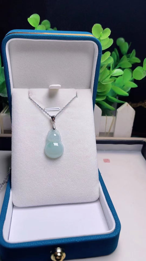 Kalung Labu Jadeite Alami Bahan lubang tua Penuh dengan air Es jernih 925 tatahan perak Ukuran 2,1 * 1,4 cm Sudah termasuk pajak pengiriman.