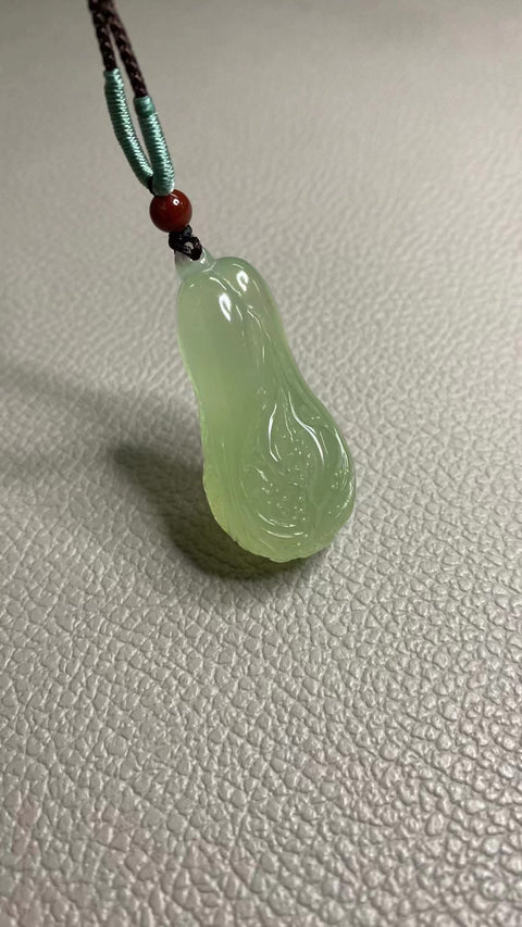 Liontin Giok Alami: Sumber kekayaan adalah kekayaan rakyat Ukuran 45 * 20mm Diukir dengan tangan, ditata dengan indah, batu gioknya bersih, halus dan hangat.