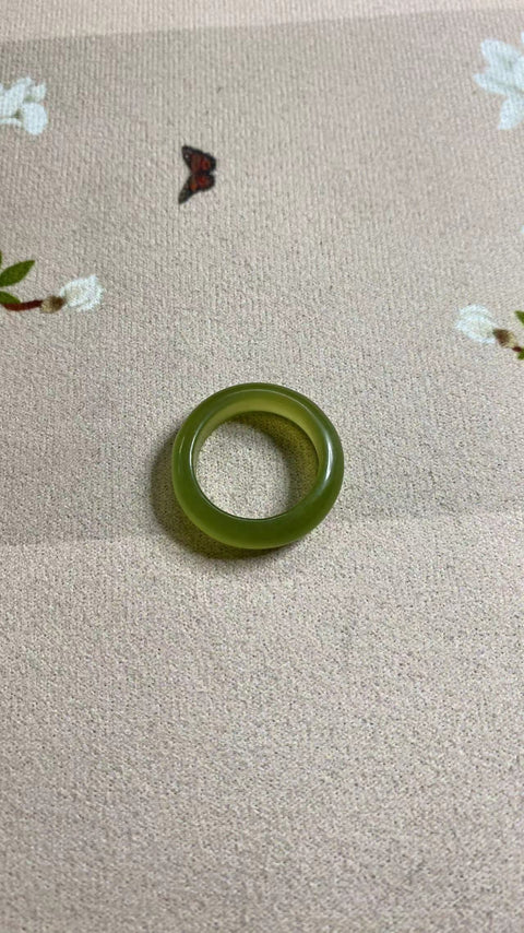 Cincin giok yang dibuat dengan indah dengan tekstur yang bersih, halus dan hangat. 20mm termasuk ongkos kirim dan pajak.
