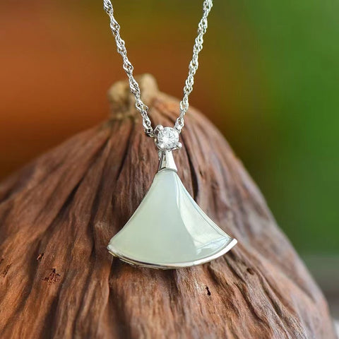 26047 Kalung Giok Hetian Alami dari Perak 925 Ukuran 15 * 20mm Batu gioknya bersih dan halus, gayanya indah dan apik.