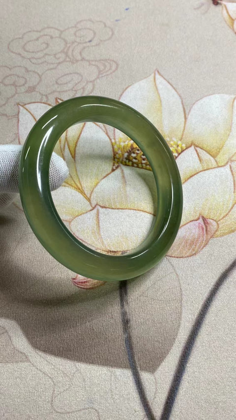 Gelang Hijau Penuh Giok Cui Alami Ukuran 57-59mm Ukuran 58.3mm Lebar Sisi 11.2mm Giok terjadi secara alami Pola acak Pengiriman dan pajak sudah termasuk.