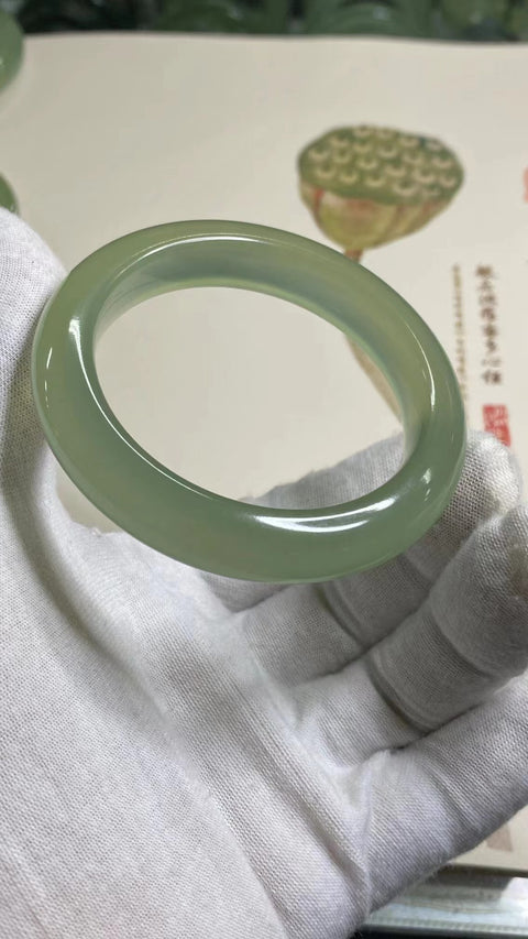 Gelang Giok Cui Alami Ukuran 52-54mm Ukuran 53.2mm Lebar Sisi 12.1mm Giok terjadi secara alami Pola acak Pengiriman dan pajak sudah termasuk.