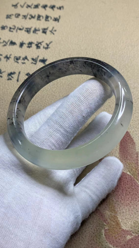 Gelang Es Giok Cui Giok Abu-Abu Alami Ukuran 61-63mm Ukuran 62.6mm Lebar Sisi 13.4mm Giok ini terbentuk secara alami dan polanya acak Sudah termasuk pajak pengiriman.