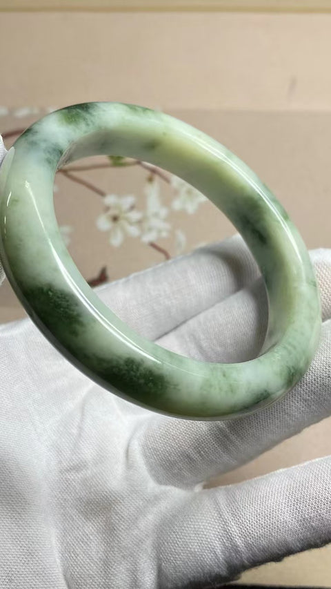 Gelang Cui Giok Minyak Cui Tua Ukuran 60-62mm Ukuran 61.6mm Lebar 13.5mm Giok terjadi secara alami Pola acak Termasuk pajak pengiriman.