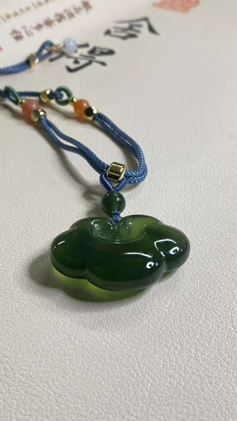 Liontin Kunci Ruyi Hijau Giok Cui Giok Alami Ukuran 34.7 * 25.6mm Kualitas giok halus dan hangat, gayanya indah, sudah termasuk pajak pengiriman.