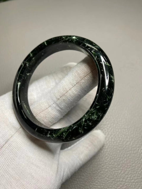 Gelang Bunga Bambu Hijau Tua Giok Cui Giok Alami Ukuran 55-57mm Ukuran 56.6mm Lebar Sisi 11.5mm Giok adalah semua yang terjadi secara alami Pola pengiriman acak termasuk Pajak Pengiriman.