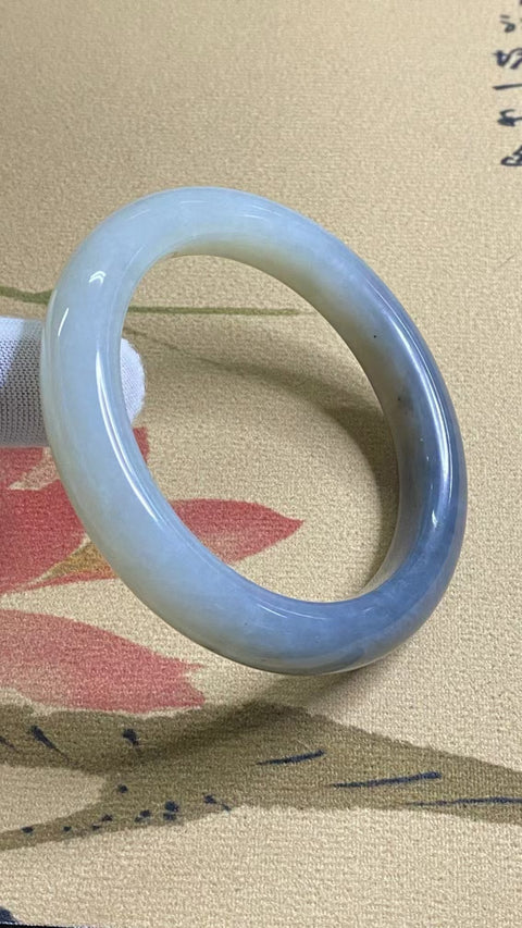 Gelang Es Giok Cui Giok Abu-abu Ukuran 61-63mm Ukuran 62.2mm Lebar Sisi 12.6mm Giok ini terbentuk secara alami dan polanya acak Sudah termasuk ongkos kirim dan pajak.