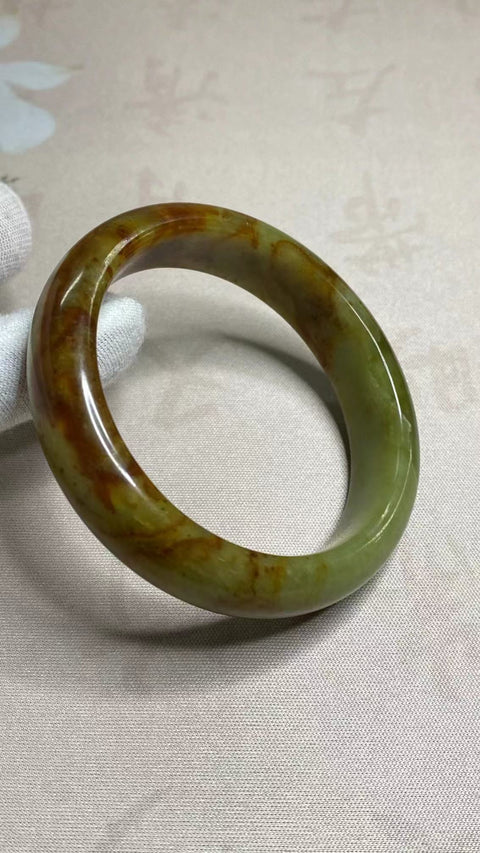 Gelang Giok Bunga Giok Cui Giok Halus Ukuran 57-59mm Ukuran 58.3mm Lebar Samping 14.5mm Giok ini terbentuk secara alami dan polanya acak Sudah termasuk ongkos kirim dan pajak.
