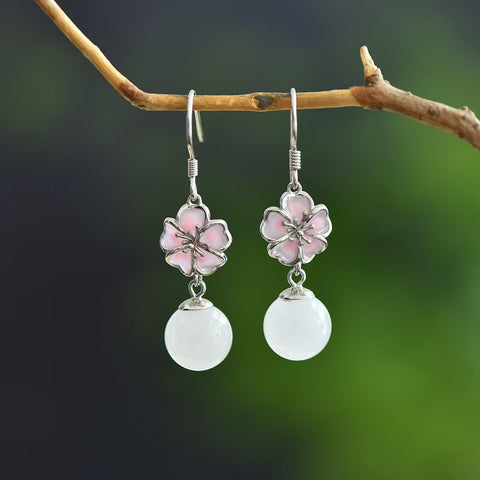 Anting perak sterling 7563A#925 bertahtakan bunga sakura giok Hetian. Desainnya sederhana, elegan, dan unik. Ukuran giok: 10*10 cm. Biaya kirim dan pajak sudah termasuk.