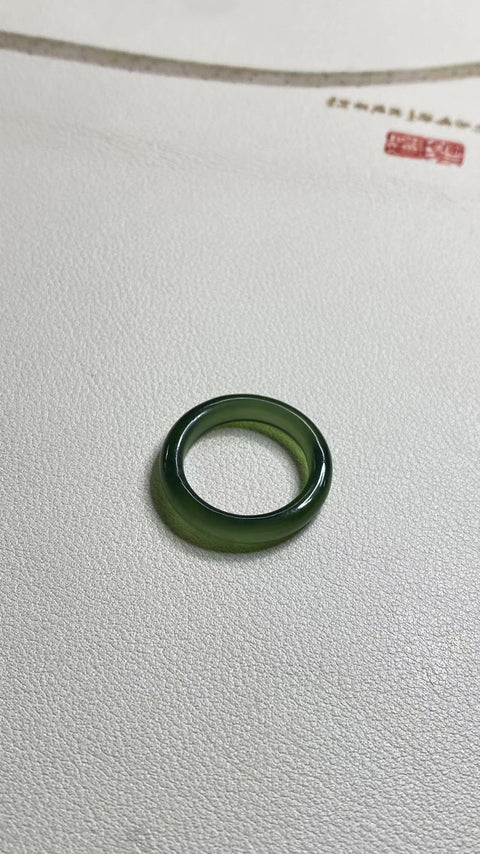 Harga jual kedua untuk cincin giok hijau yang indah, berukuran 18mm, sudah termasuk ongkos kirim dan pajak.