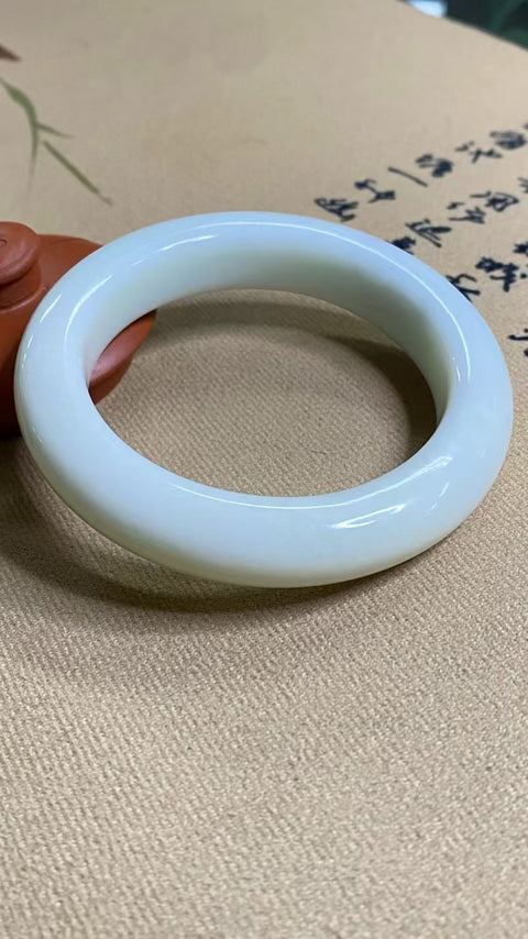 Gelang Cahaya Bulan Putih Giok Cui Giok Alami Ukuran 58-60mm Ukuran 59.8mm Lebar Sisi 13.8mm Giok semuanya terjadi secara alami Pola acak termasuk pajak pengiriman